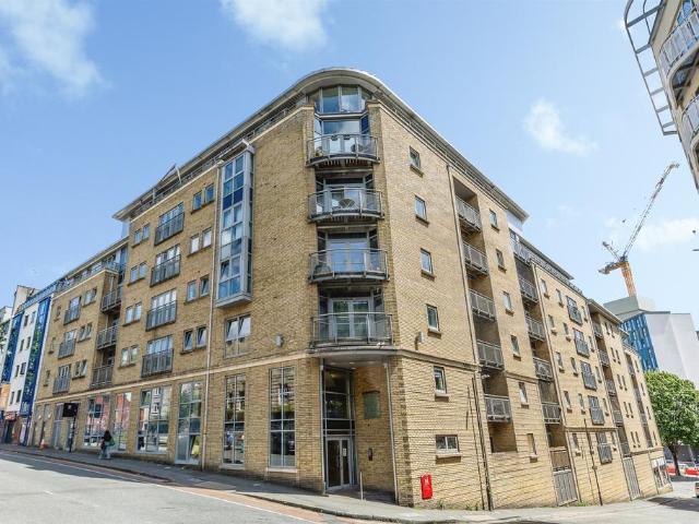 Flat for sale in Kingsdown, Feckenham