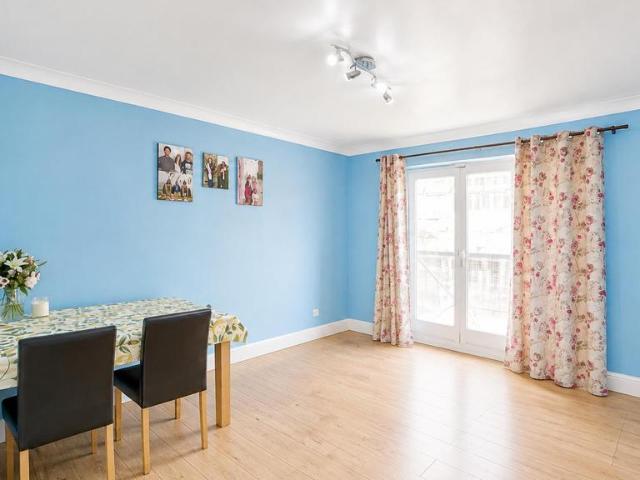 Flat for sale in London Borough of Hounslow, Greater London