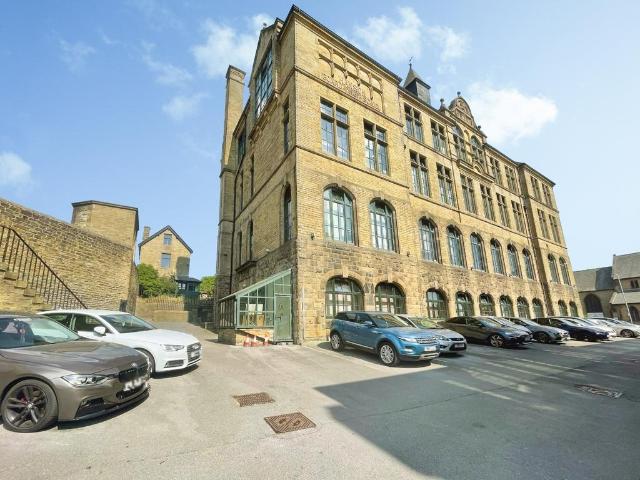 Flat for sale in West Yorkshire
