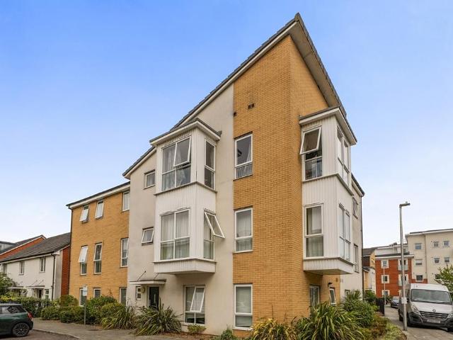 Flat for sale in Whitley, Reading