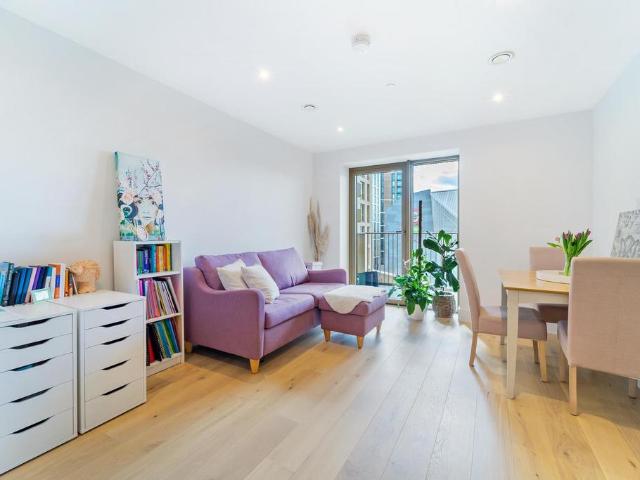 Flat for sale in London Borough of Hounslow, Strand