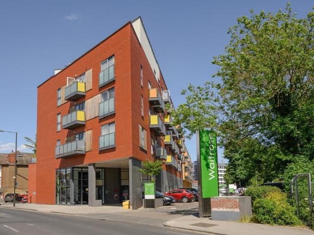 Flat for sale in London Borough of Merton, Raynes Park