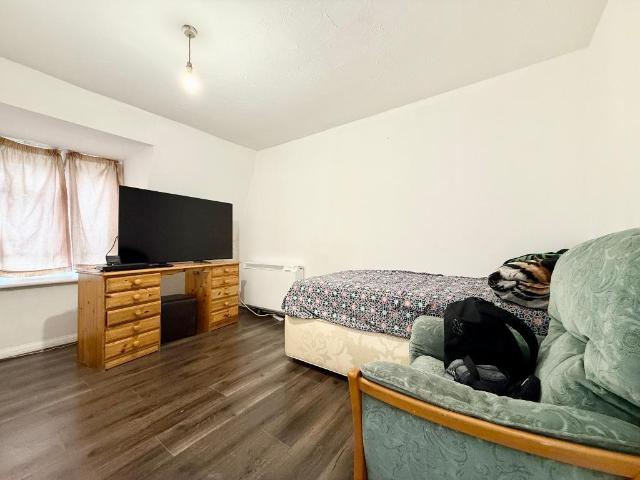 Flat for sale in Spring Park, Luton