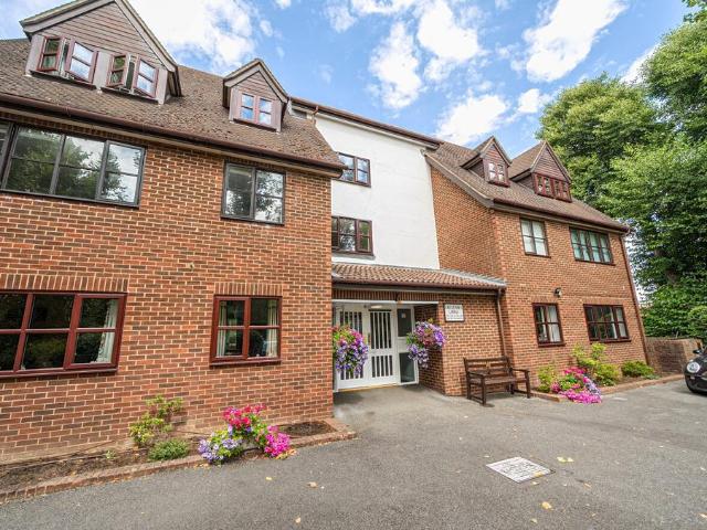 Flat for sale in West Wickham, Greater London