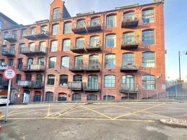 Flat for sale in Richmond Hill, West Yorkshire