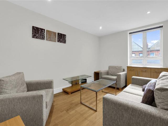Flat for sale in Vauxhall, Greater London