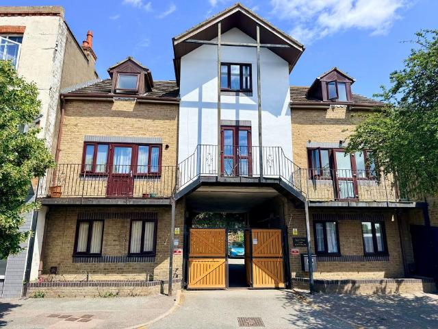 Flat for sale in Acol, Kent