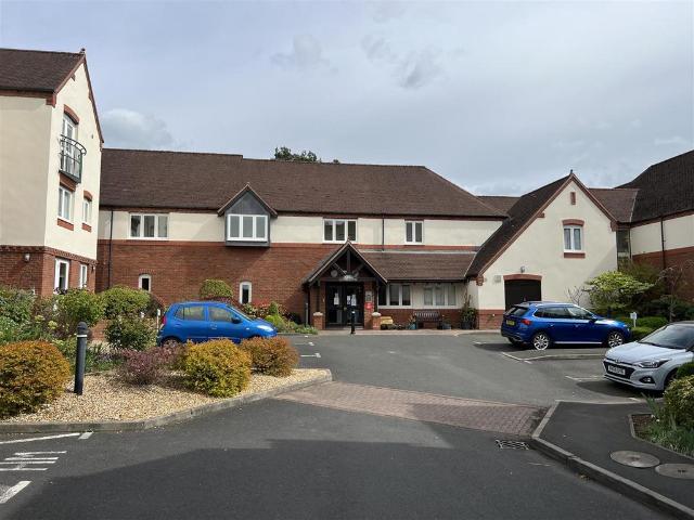 Flat for sale in Bromsgrove, Worcestershire