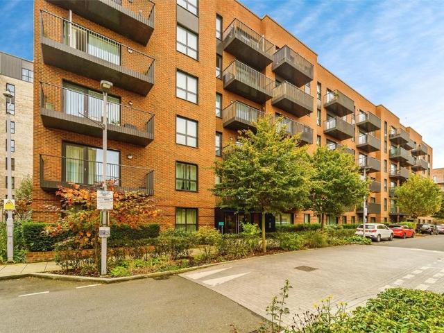 Flat for sale in London Borough of Ealing, Greater London