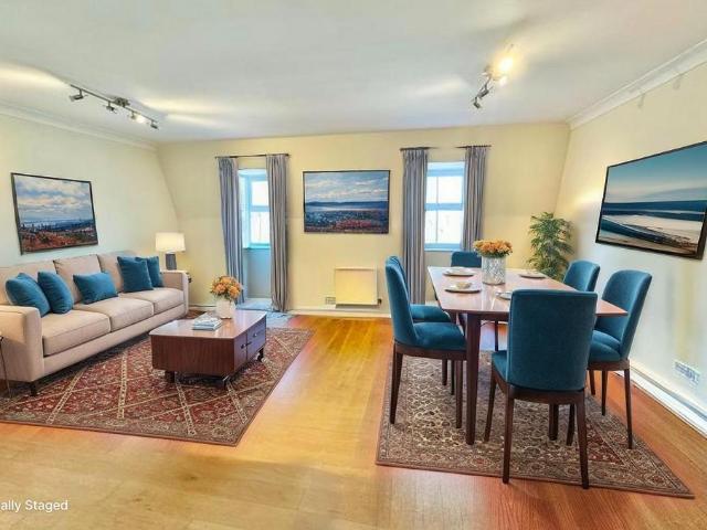 Flat for sale in Beaconsfield, Beaconsfield