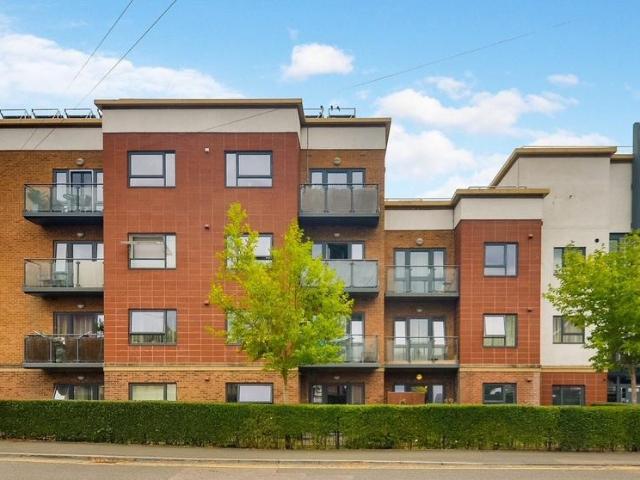 Flat for sale in London Borough of Hounslow, Feltham