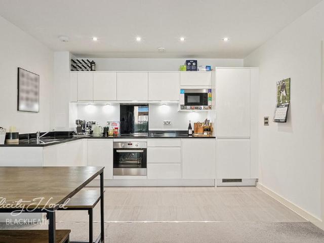 Flat for sale in Charlton, Greater London