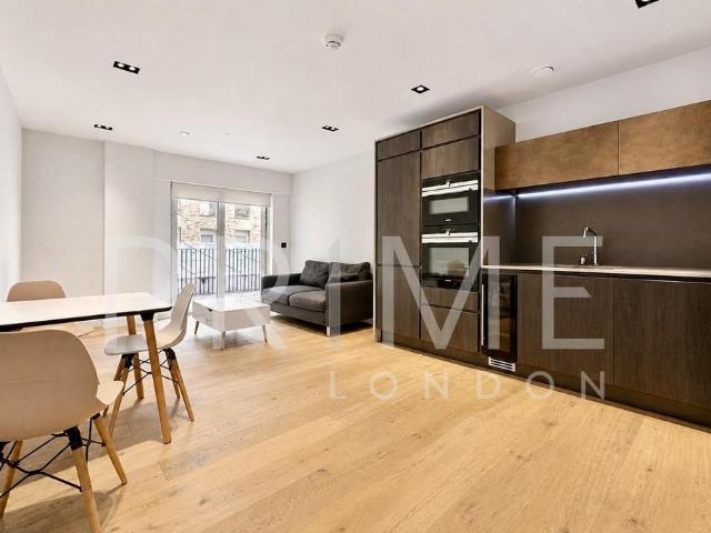 Flat for sale in Vauxhall, Greater London