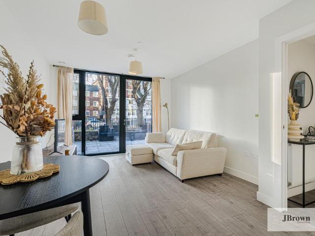 Flat for sale in Woodberry Down, Stoke Newington