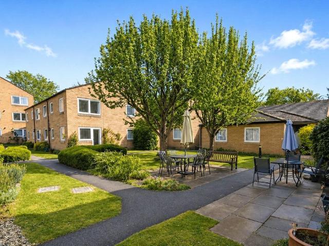 Flat for sale in Horsell, Woking