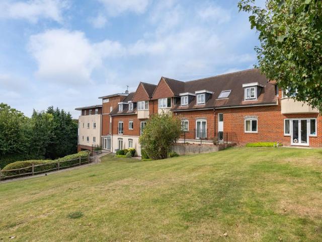 Flat for sale in Tower Hill, Pachesham Park