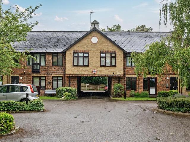 Flat for sale in Lessness Heath, Greater London
