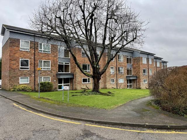 Flat for sale in Ashlyns Estate, Pouchen End