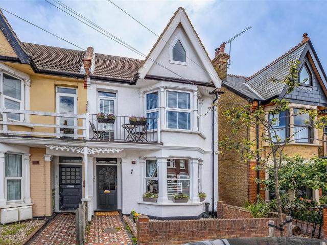 Flat for sale in Alton Barnes, Essex