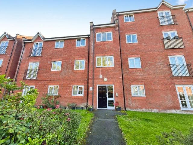 Flat for sale in Bradshaw, Bolton