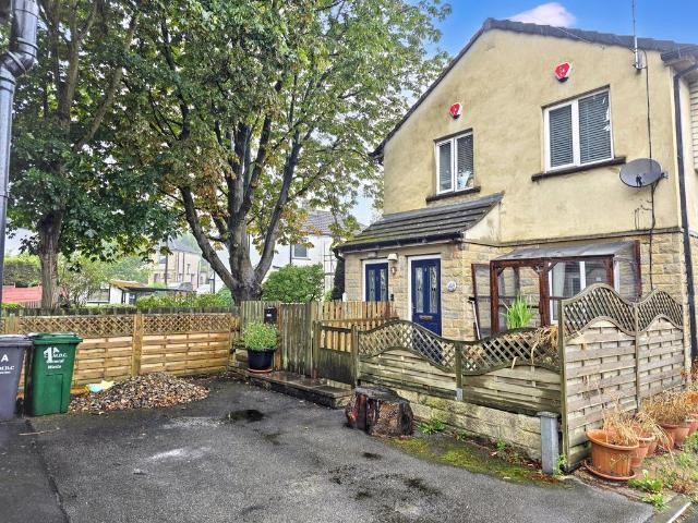 Flat for sale in Undercliffe, West Yorkshire