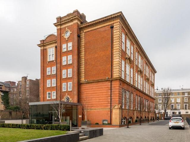 Flat for sale in Highbury, Greater London