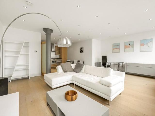 Flat for sale in Hoxton, Greater London