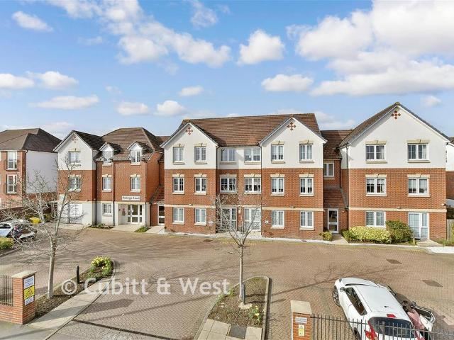 Flat for sale in Woodhatch, Red Hill