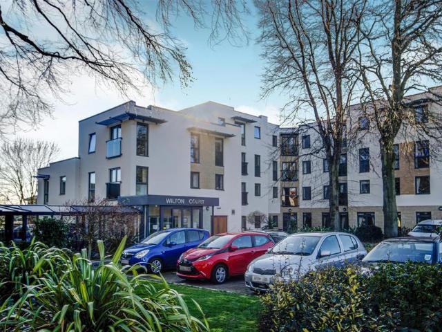 Flat for sale in Abbey End, Green Close