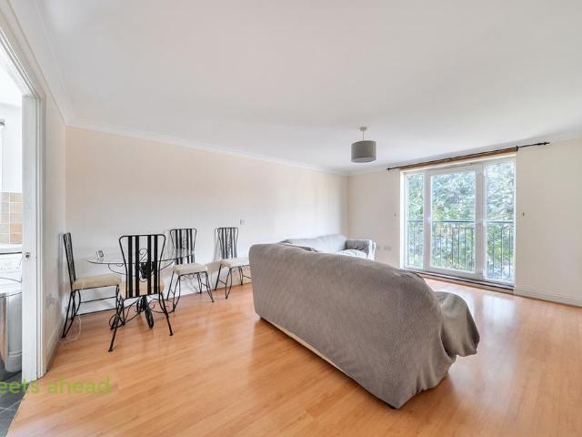 Flat for sale in London Borough of Croydon, Addiscombe
