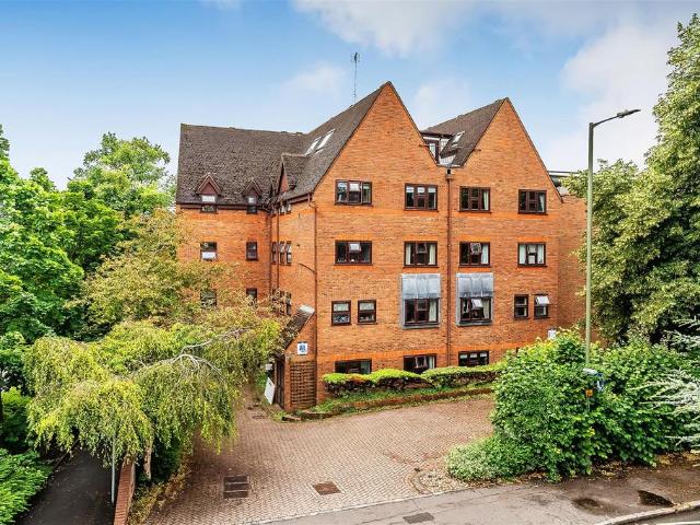 Flat for sale in Pachesham Park, Surrey