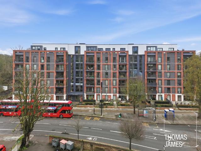 Flat for sale in Winchmore Hill, Edmonton