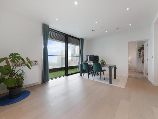 Flat for sale in Canary Wharf, Greater London