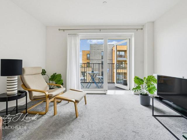 Flat for sale in Charlton, Greater London