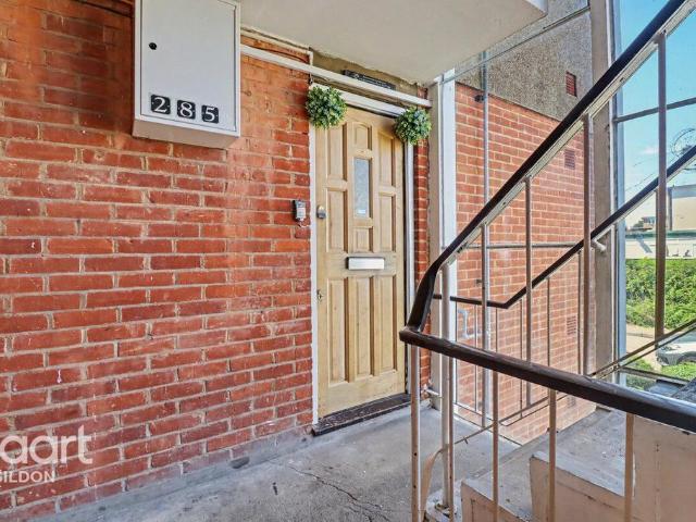 Flat for sale in Vange, Essex