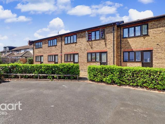 Flat for sale in Newbury Park, Greater London