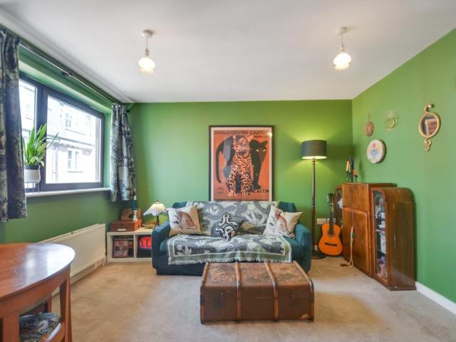 Flat for sale in Shacklewell, Greater London