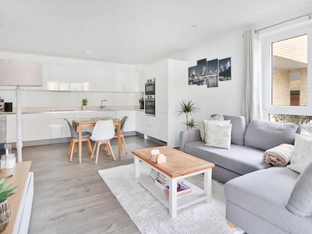 Flat for sale in London Borough of Merton, Raynes Park