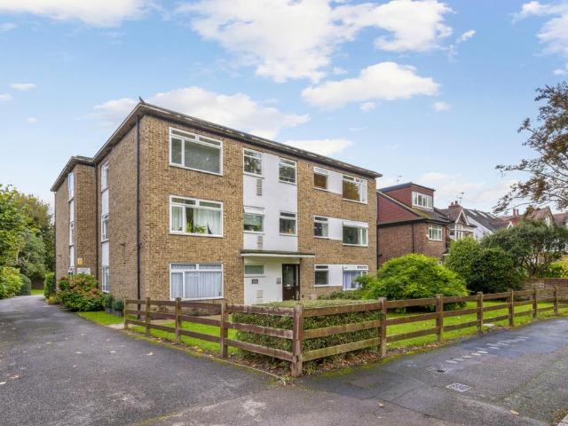 Flat for sale in London Borough of Merton, Raynes Park