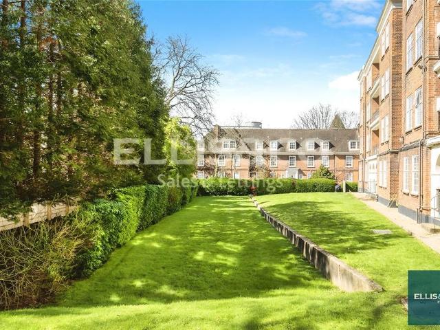 Flat for sale in Golders Green, Greater London