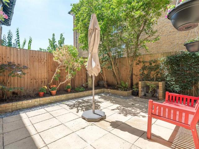 Flat for sale in Finchley, Greater London