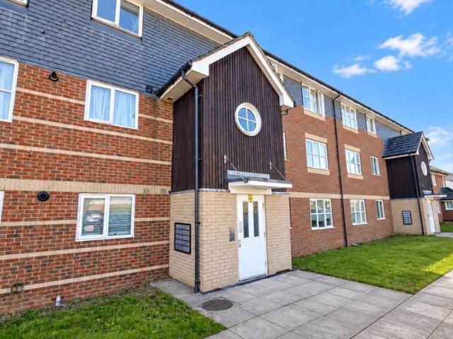 Flat for sale in Birchwood, Welwyn Hatfield