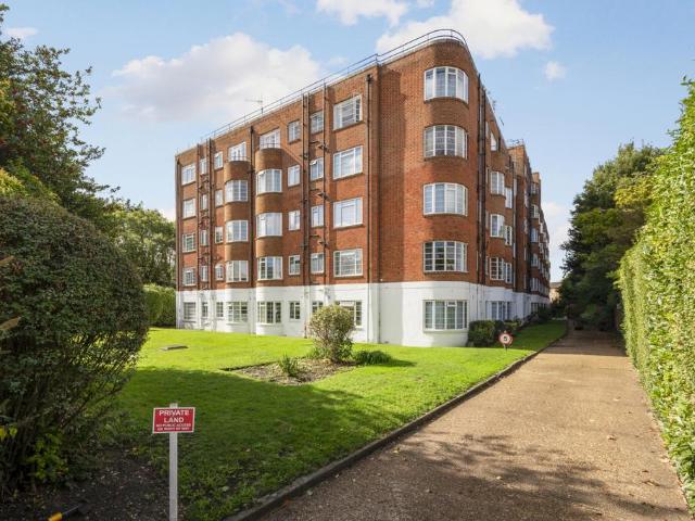 Flat for sale in London Borough of Merton, Raynes Park