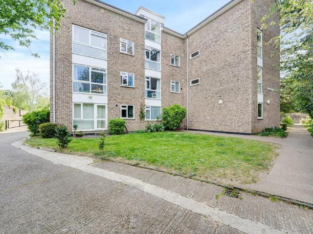 Flat for sale in Hampton Wick, Greater London