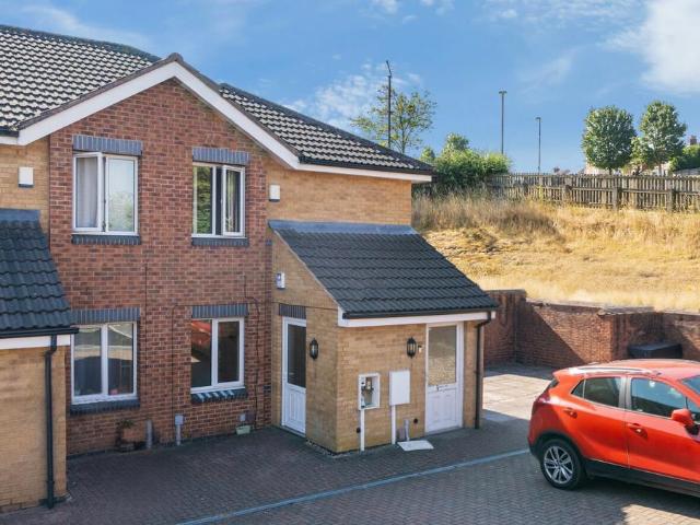 Flat for sale in Potters Corner, East Midlands