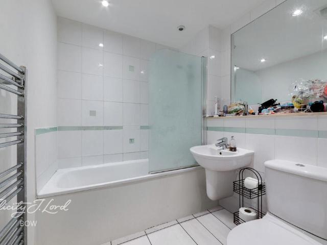 Flat for sale in Bromley-by-Bow, Poplar Grove