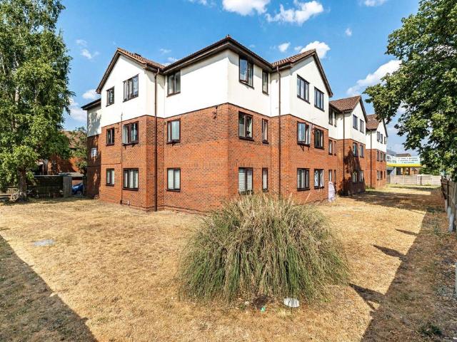 Flat for sale in Ashford Common, Lower Halliford