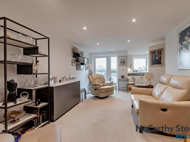 Flat for sale in Elstree and Borehamwood, Borehamwood