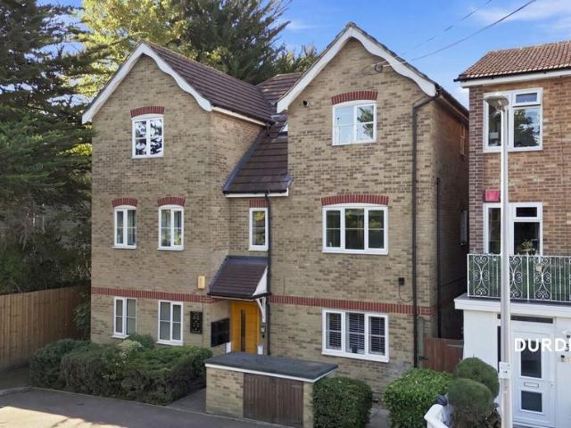 Flat for sale in South Woodford, Greater London