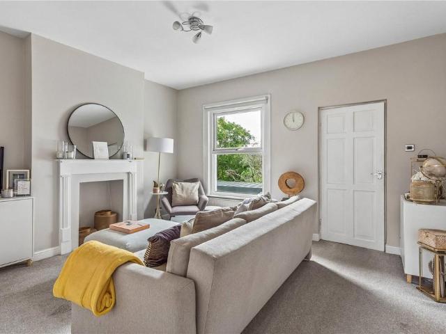 Flat for sale in Tooting Graveney, Greater London
